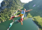 爱游戏-赛道上的双重突破，梅赛德斯完胜哈斯，周冠宇刷新纪录书写历史