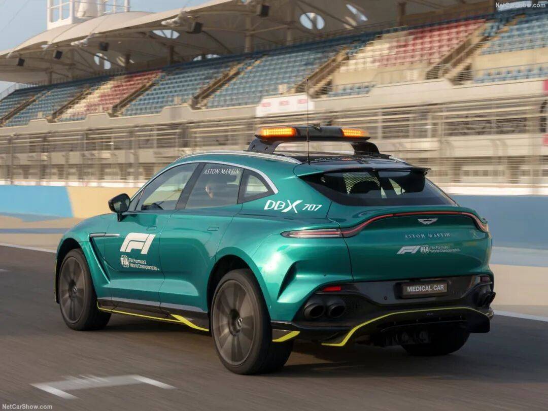 阿斯顿马丁逆转梅赛德斯，塞恩斯带队取胜