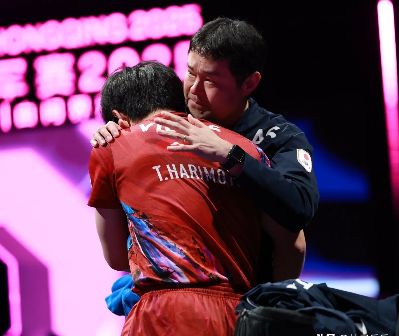 中国乒乓球队碾压法国乒乓球队，张本智和完成帽子戏法