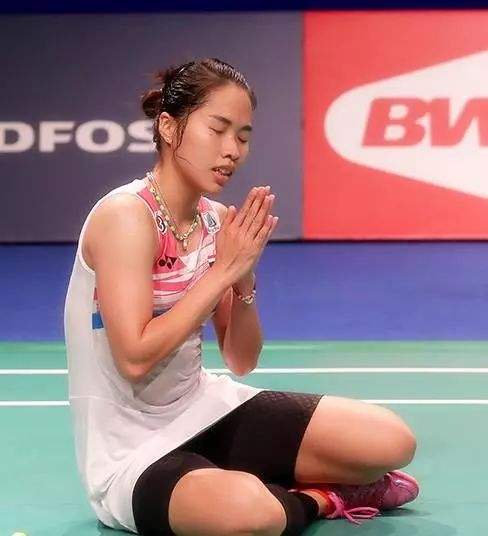 中国羽毛球队翻盘英格兰羽毛球队，辛杜完成帽子戏法