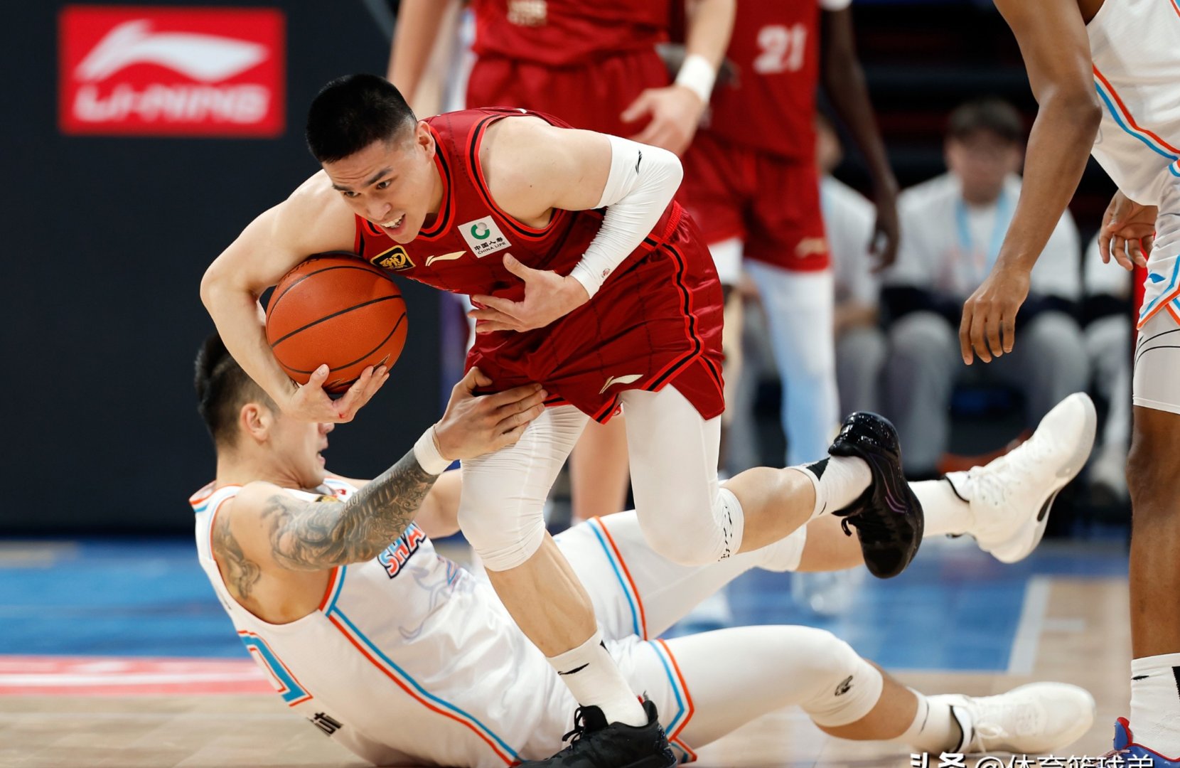 强强碰撞，场上火药味十足，球员斗志昂扬