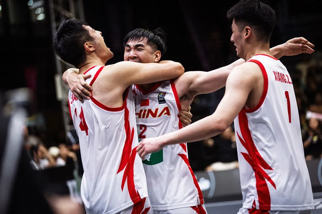 篮球男子半决赛：两队争锋对决，燃情激烈