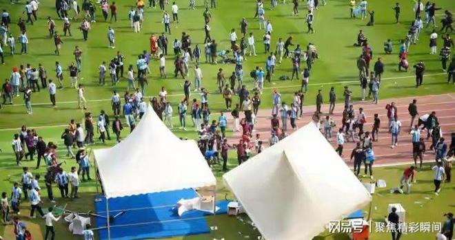 狂热球迷在比赛现场引发骚乱，警方介入维持秩序