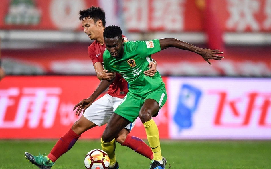 河南建业客场战胜大连实德，豪取胜利