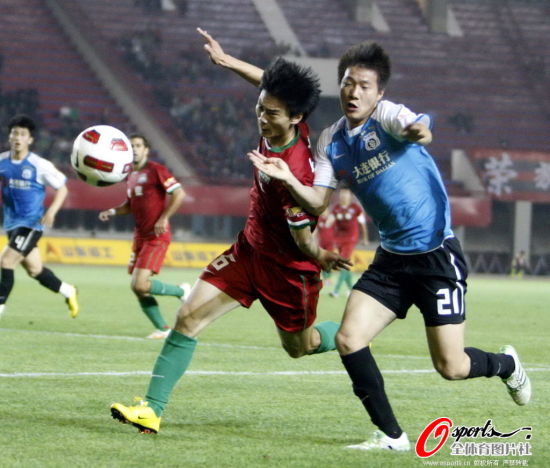 河南建业客场战胜大连实德，豪取胜利