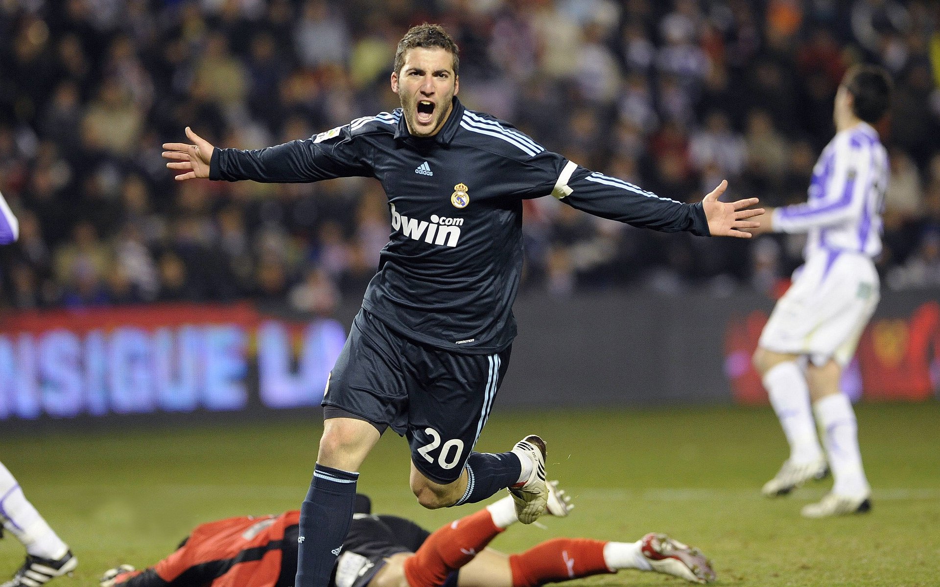 伊萨克，跨越大陆的足球艺术—当墨西哥对阵利物浦，他持续制造杀伤